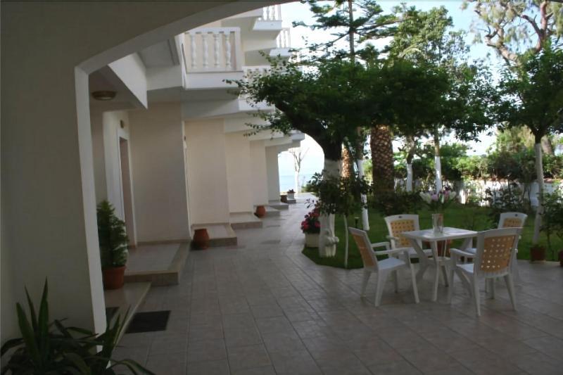Posidonia Pension Amarynthos Ngoại thất bức ảnh
