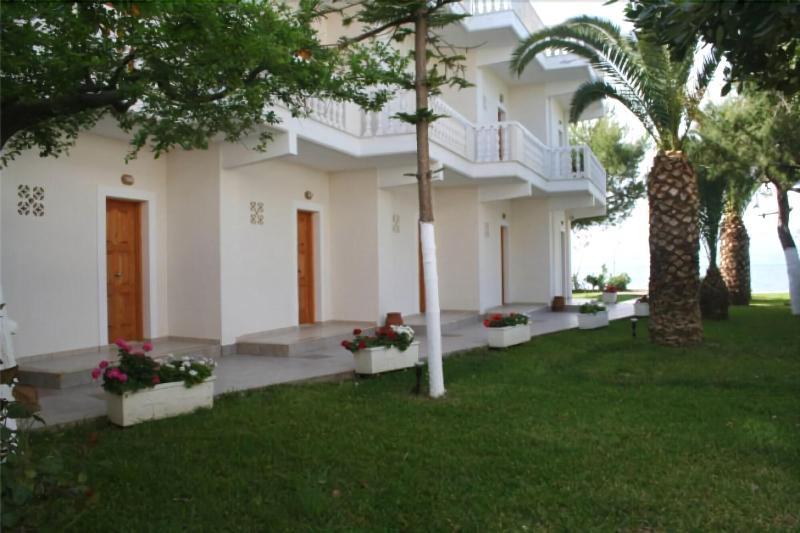 Posidonia Pension Amarynthos Ngoại thất bức ảnh